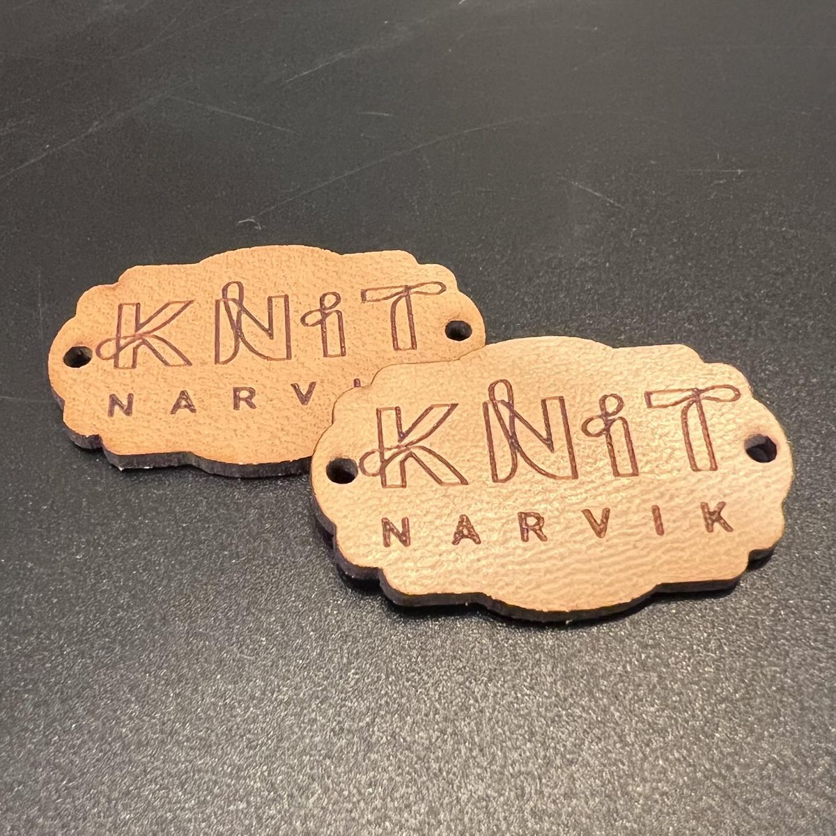 Knit Narvik merkelapp i lyst skinn.