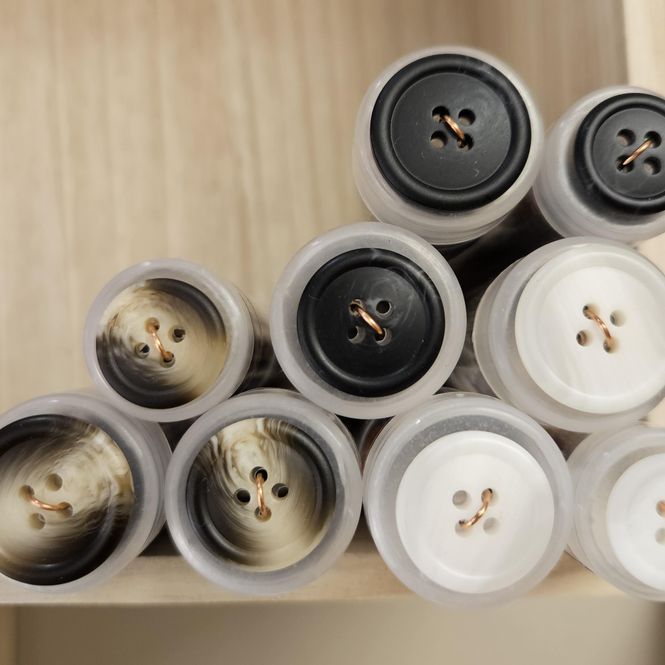 Hovedbilde Knapp i polyester/resin